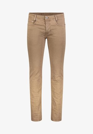 Pantalones ajustados beige con cierre frontal de botón y cremallera, trabillas para cinturón y bolsillos delanteros y traseros.