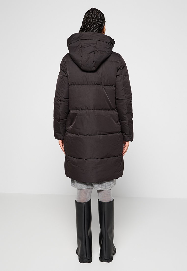 Schwarze Steppjacke mit Kapuze, mit horizontalen Steppnähten, Vordertaschen und einem mittellangen Saum. Der Stoff wirkt glatt und matt.