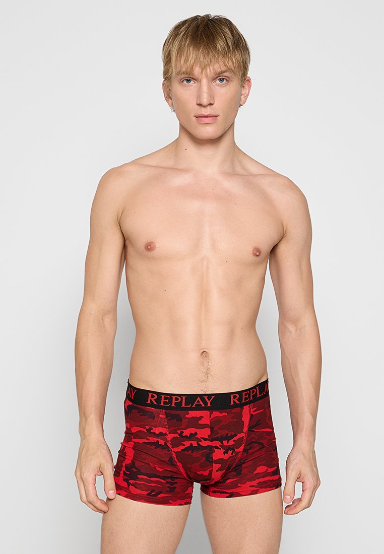 Rote Camouflage-Boxershorts mit einem schwarzen Bund, der das "REPLAY"-Logo trägt. Das Material sieht weich und enganliegend aus, was die Form betont.