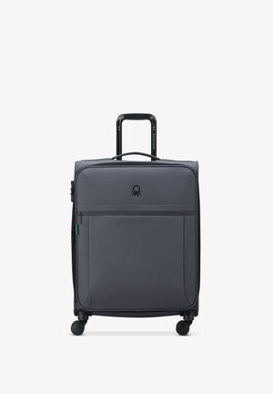 Grauem Koffer aus strapazierfähigem Stoff, mit einem teleskopischen Griff, zwei Rädern, einer vorderen Reißverschlusstasche und geprägtem Logodesign.