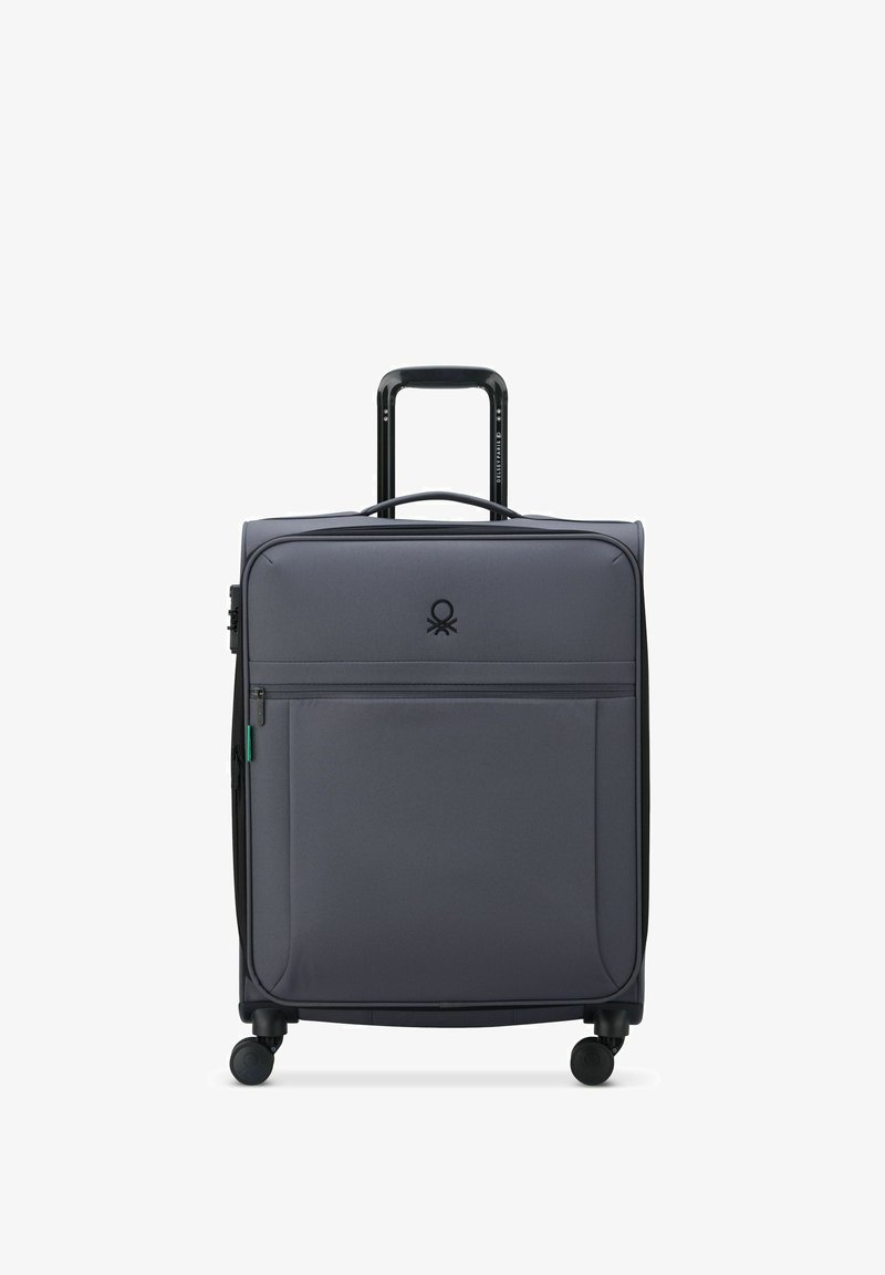 Valigia grigia in tessuto resistente, dotata di manico telescopico, due ruote, tasca frontale con zip e dettaglio del logo in rilievo.
