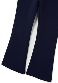 Navyblauwe uitlopende broek van zacht materiaal, met gestikte naden en een gladde textuur. De uiteinden zijn iets verwijd voor een vloeiende silhouet.