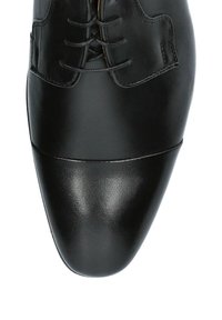 Chaussure habillée en cuir noir avec un bout rond, texture lisse et design à lacets. Présente un détail de bout en cap matte contrasté.