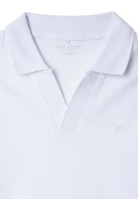 Hvit polo skjorte med klassisk krage, brodert logo og et strukturert stoff. Designet for barn i alderen 7-8 år.