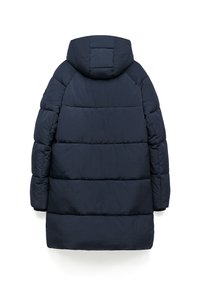 Granatowa kurtka puchowa z kapturem, o pikowanym wzorze i prążkowanych mankietach. Widok z tyłu pokazuje poziome przeszycia zapewniające izolację.