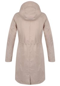 Světlý béžový kabát s kapucí, se staženým pasem, dlouhými rukávy a hladkou texturou. Obsahuje větrací otvor na zadní části pro zvýšenou pohyblivost.
