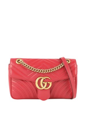 Sac à bandoulière en cuir rouge avec motif matelassé chevrons, bandoulière chaîne dorée et fermoir logo double G doré sur le rabat avant.