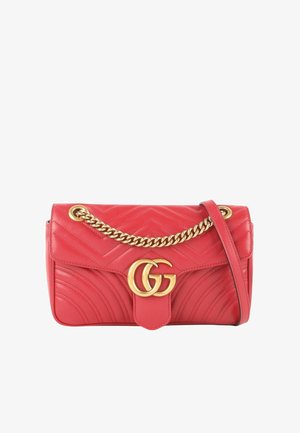 Sac à bandoulière en cuir rouge avec motif matelassé chevrons, bandoulière chaîne dorée et fermoir logo double G doré sur le rabat avant.