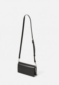 Borsa a tracolla nera in pelle con forma rettangolare, superficie liscia, tracolla regolabile e dettaglio in catena argentata su un lato.