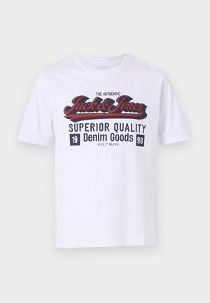 T-shirt de algodão branco com uma grande impressão gráfica em vermelho e azul-marinho, com as palavras "Jack & Jones" e "Bens de Denim de Qualidade Superior". Mangas curtas.