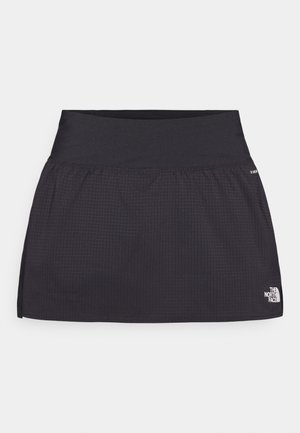 Sort atletisk nederdel med struktureret stof, rynket talje og logo på nederste højre side. Har et enkelt, strømlinet design.