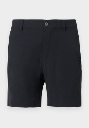 Μαύρο σορτς μέχρι το γόνατο με θηλιές για ζώνη, κλείσιμο μπροστά με κουμπί και πλαϊνές τσέπες, παρουσιάζεται σε λευκό φόντο.