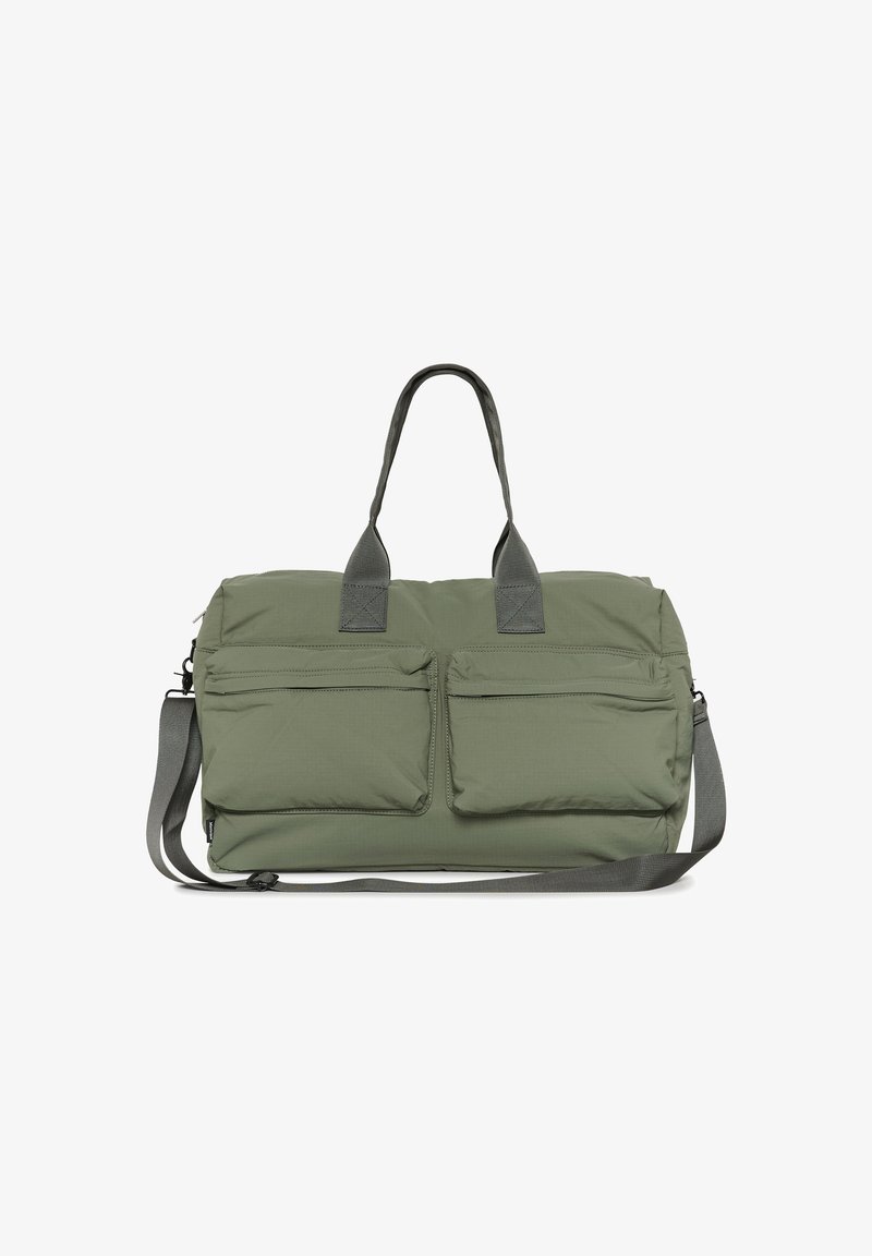 Zeleno najlonovo potovalno torbo z dvema sprednjima žepoma na zadrgo, močnimi zgornjimi ročaji in nastavljivim ramenskim pasom. Gladka tekstura, oblazinjena zasnova.