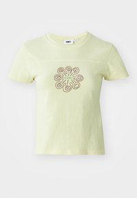 RELAX TEE  - T-shirts med print - lemon