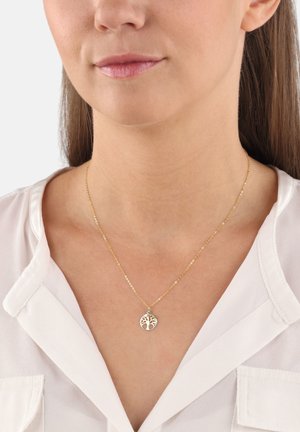 Gouden ketting met een ronde hanger met een boomontwerp. De hanger heeft ingewikkelde uitsparingen en een gepolijste afwerking.