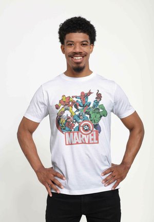 Hvid bomulds t-shirt med et farverigt Marvel-tryk, der inkluderer karakterer som Spider-Man, Iron Man og Hulk, centreret design.