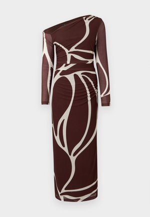 Langsleeve, asymmetrische bruine jurk met beige abstract bloemenpatroon en gerimpelde taille, gepresenteerd tegen een effen achtergrond.