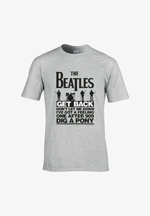 Grå bomulds T-shirt med sort tekst med "The Beatles" og sangtitler. Designet inkluderer silhuetter af fire musikere over teksten.