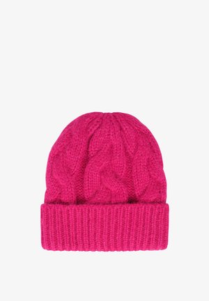 Fuksijos spalvos megzta kepurė su kabelių raštu, turinti puošnų kraštą. Pagaminta iš švelnios siūlų medžiagos, pasižymi tekstūruota ir šilta išvaizda.