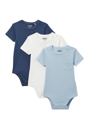 Trois bodies bébé à manches courtes côtelés en bleu marine, blanc et bleu clair avec des boutons-pression aux épaules et à l'entrejambe, le bleu clair comporte une petite poche poitrine.