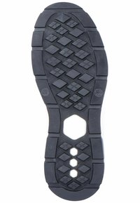 Černá gumová podrážka s texturovaným diamantovým vzorem, šestiúhelníkovými výřezy a drážkami pro trakci. Široký, plochý design zajišťuje stabilitu.
