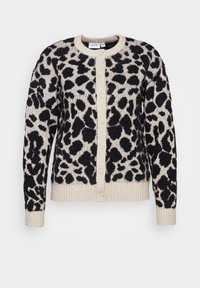 Cardigan court imprimé léopard beige et noir, avec ourlet et poignets côtelés, fermeture par boutons et encolure arrondie. Texture en maille douce.