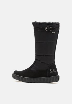 Sort vinterstøvle med quiltet overdel, faux fur kant og gummisål med ribbet tekstur. Mærket på siden læser "PMG COUTURE."