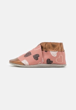 HEARTS MOUNTAIN - Krabbelschuh - rose fonce