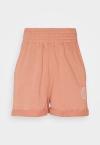 Persikofärgade shorts med ett elastiskt midjeband, uppvikta ärmar och en vit logotypdetalj på framsidan till höger. Tillverkade av mjukt tyg.
