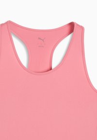 Ροζ αθλητική φανέλα με σχέδιο racerback. Κατασκευασμένη από απαλό, ελαστικό ύφασμα με διακριτικό λογότυπο στο πίσω μέρος.