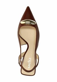 Escarpin en cuir marron à bout pointu, avec un accent doré à l'avant, un design découpé sur les côtés et une fine bride de cheville. Fini intérieur lisse.