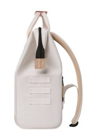 Weißer Stoff-Rucksack mit dreieckiger Form, ausgestattet mit einem schwarzen Reißverschluss, sandfarbenen Akzenten und drei horizontalen Riemen an der Seite.