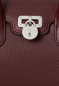 Lauren Ralph Lauren PEBBLED LEATHER SMALL TANNER SATCHEL - Kézitáska - dark garnet