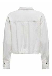 Biała, krótka kurtka dżinsowa z długimi rękawami, zapinana na guziki przy mankietach oraz z widocznym szwem na szwach i kołnierzu.