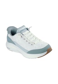 Zapatilla blanca con textura acolchada, acentos azul claro, punta redonda, suela blanca gruesa y cuello acolchado gris. Presenta un diseño de cordones y un logo.