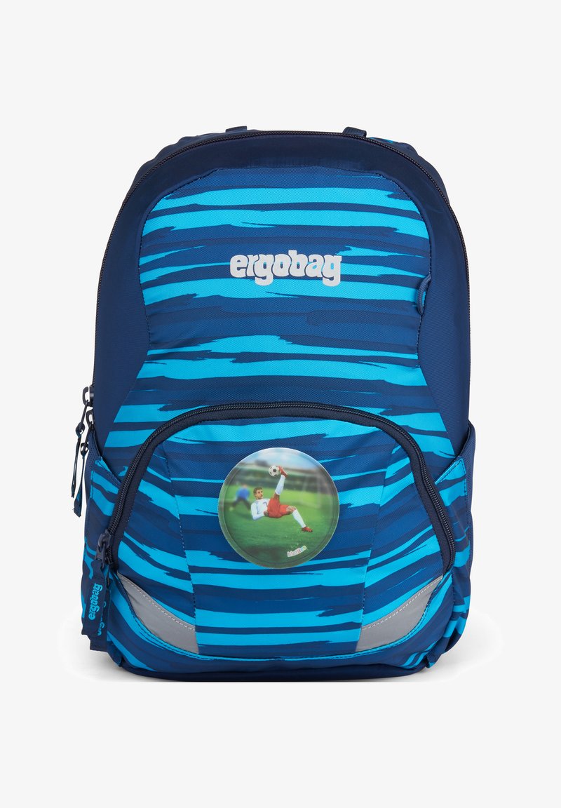 Blau- und Marineblau gestreifter ergonomischer Rucksack mit einem kreisförmigen, fußballthemen Grafiken, Seitentasche und grauen Akzenten. Strapazierfähiges Design aus Stoff.