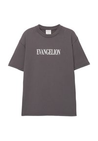 Harmaa puuvillapaita lyhyillä hihoilla, jossa on sana "EVANGELION" valkoisilla isoilla kirjaimilla rinnassa.