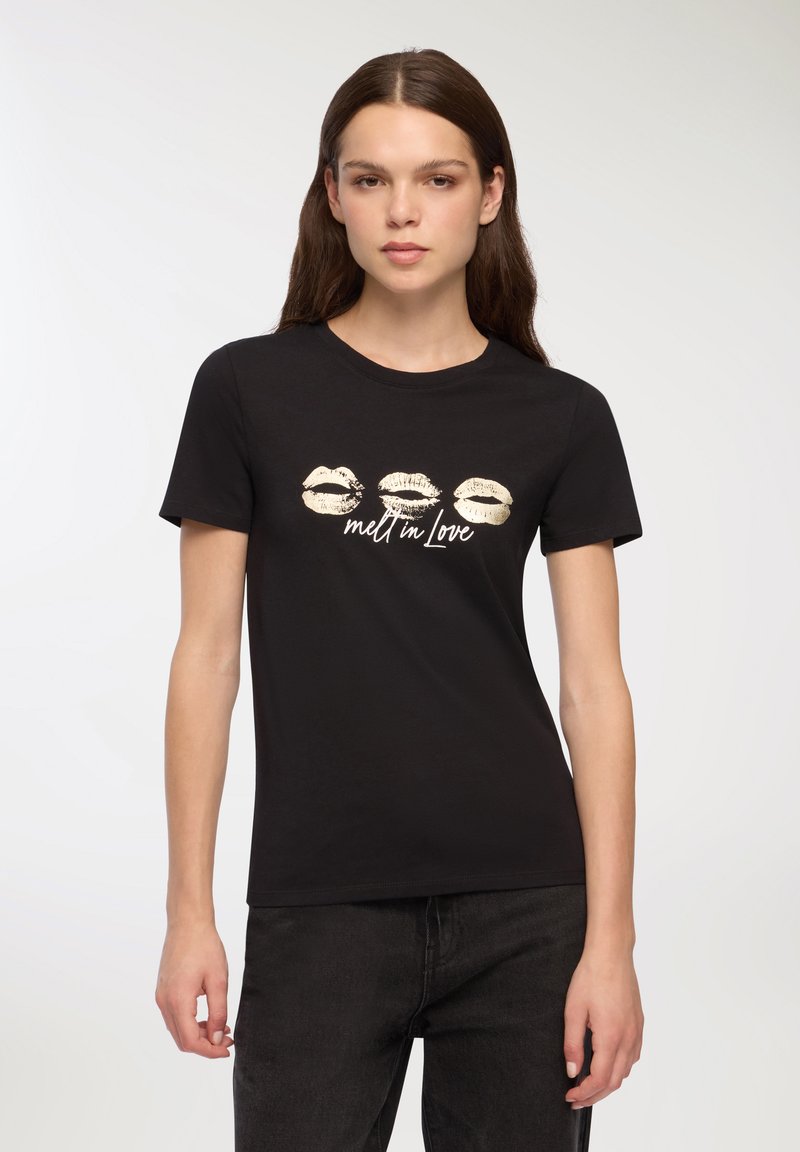 Czarna bawełniana koszulka z okrągłym dekoltem, ozdobiona trzema odciskami szminki w kolorze złotym oraz napisem "melt in Love". Klasyczny krój z krótkimi rękawami.