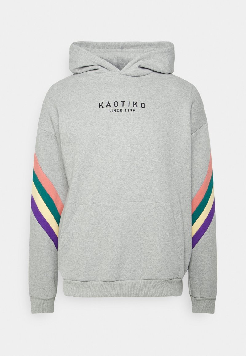 Grijze hoodie met een kangoeroezak, voorzien van een zwart logo "KAOTIKO" en meerkleurige strepen (roze, groen, geel, paars) op de mouwen.