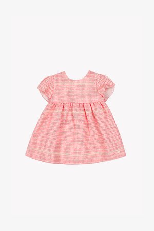 Φόρεμα με κοντά μανίκια σε ανοιχτό ροζ χρώμα, κατασκευασμένο από υφή ύφασμα, με φουσκωτή φούστα και στρογγυλή λαιμόκοψη. Διακριτικό λευκό μοτίβο σε όλο το ύφασμα.