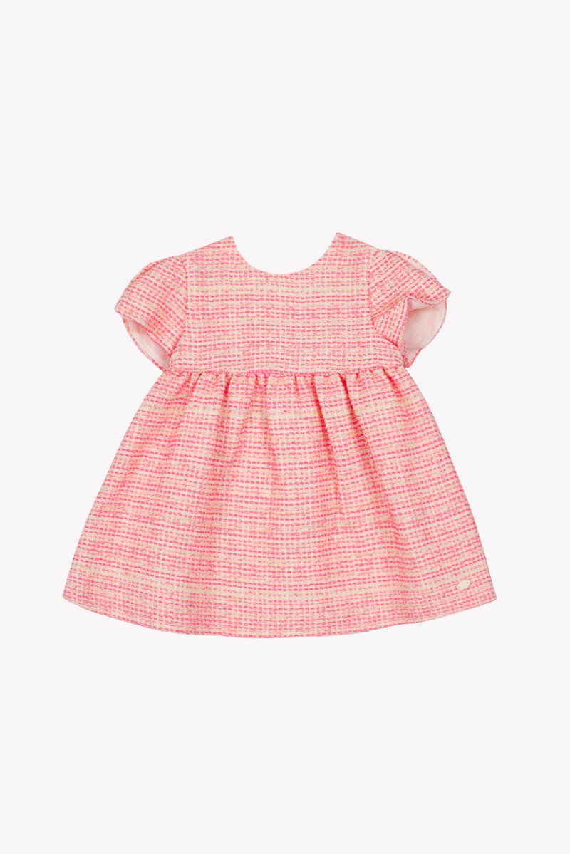 Φόρεμα με κοντά μανίκια σε ανοιχτό ροζ χρώμα, κατασκευασμένο από υφή ύφασμα, με φουσκωτή φούστα και στρογγυλή λαιμόκοψη. Διακριτικό λευκό μοτίβο σε όλο το ύφασμα.