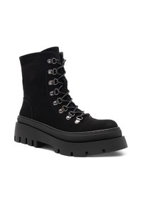 Čierne semišové členkové topánky s hrubou platformou, šnurovací dizajn a kovové očká. Hladká textura a zosilnené detaily šitia.