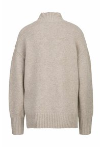 Beige gebreide trui met een hoge kraag, verlaagde schouders en geribde boorden en onderkant. Soepele textuur, ontspannen pasvorm en geen zichtbare sluitingen.