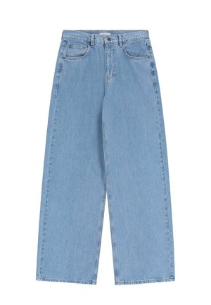 Jean large bleu clair en denim avec taille haute, cinq poches et fermeture à bouton à l'avant. Présente une finition propre et aucune déchirure visible.