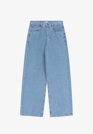 Jean large bleu clair en denim avec taille haute, cinq poches et fermeture à bouton à l'avant. Présente une finition propre et aucune déchirure visible.