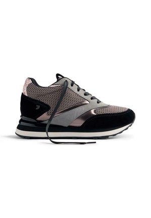 Sneaker con tomaia in rete grigia e nera, dettagli in suede, particolari riflettenti, lacci piatti e suola in gomma nera con una striscia bianca.
