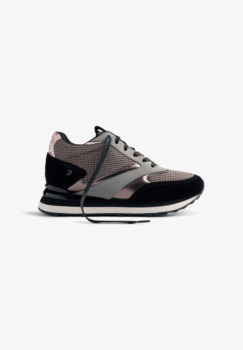 Zapatilla con parte superior de malla en gris y negro, detalles en ante, detalles reflectantes, cordones planos y una suela de goma negra con una franja blanca.