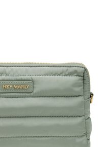 Hellgrünes, gestepptes Täschchen mit goldfarbener Reißverschlussdetail und "HEY MARLY"-Logo. Textil mit sanftem Glanz, das horizontale Nähte aufweist.