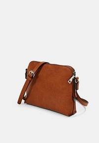 Bruine leren schoudertas met een gestructureerde afwerking, ritsluiting, verstelbare schouderband en accenten in zilver. 