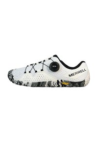 Białe buty sportowe z siateczkową cholewką, czarnymi akcentami, systemem zaciskowym Boa i podeszwą Vibram z wzorem w kamuflażu w odcieniach szarości.